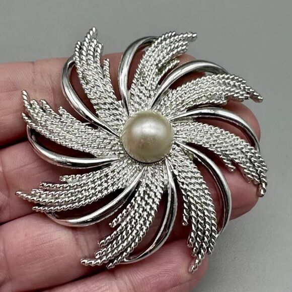 Sarah Coventry Jewelry - Vintage Silver Tone Sarah Coventry Pearl Flower Brooch Pin, 2 1/4"